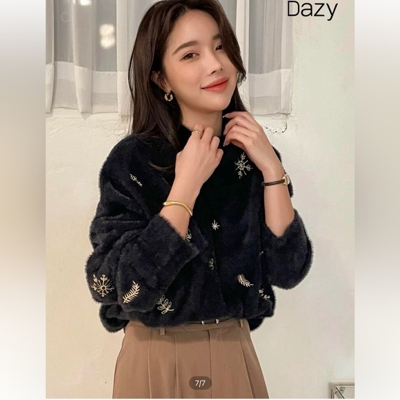 Dazy Christmas Embroidered Mock Neck Drop Shoulder Fluffy Knit Sweater Sz L NWOT - Picture 3 of 16